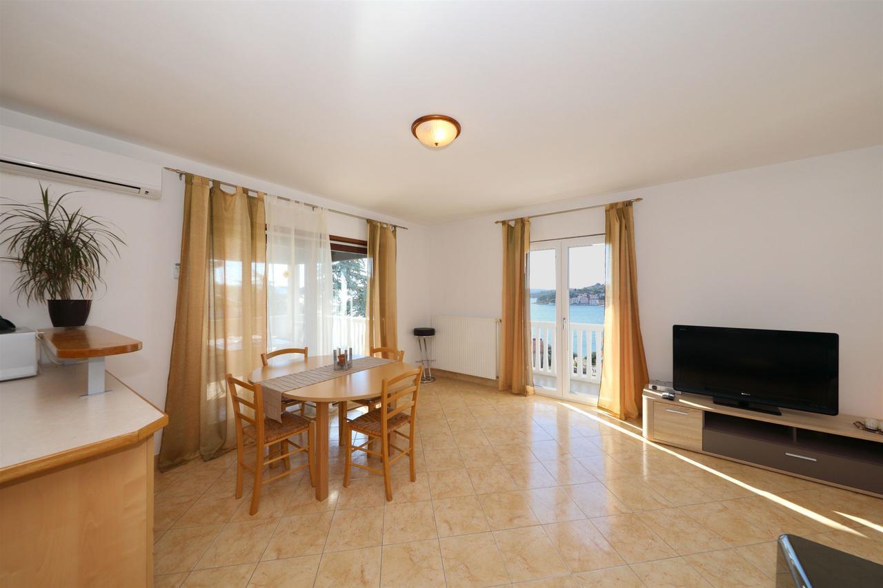 Apartments Snjezana Tisno Bagian luar foto